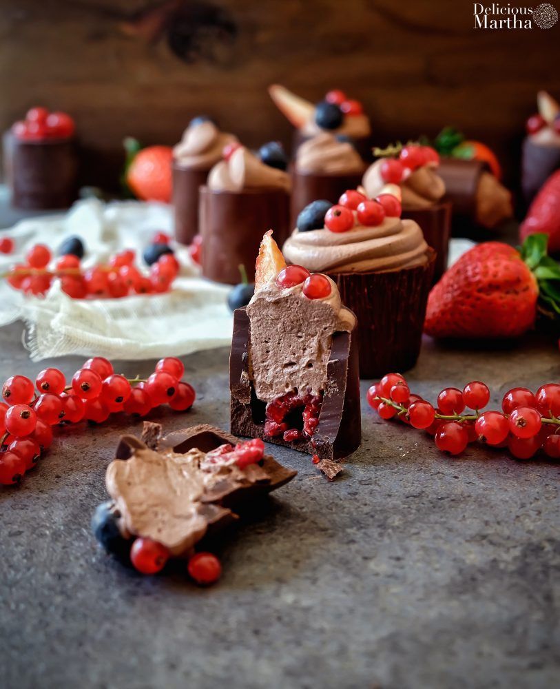 Vasitos de chocolate con trufa y frutos rojos