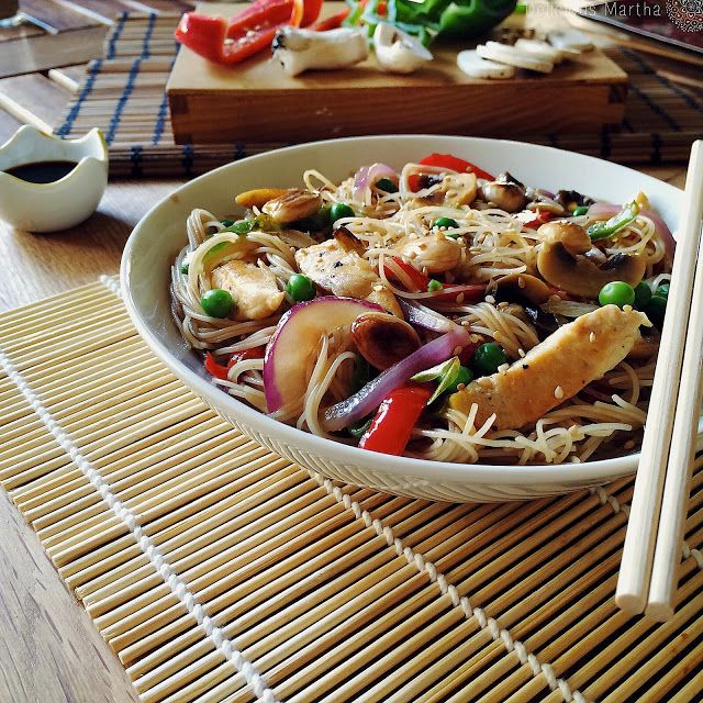 Wok de fideos de arroz con pollo y vegetales
