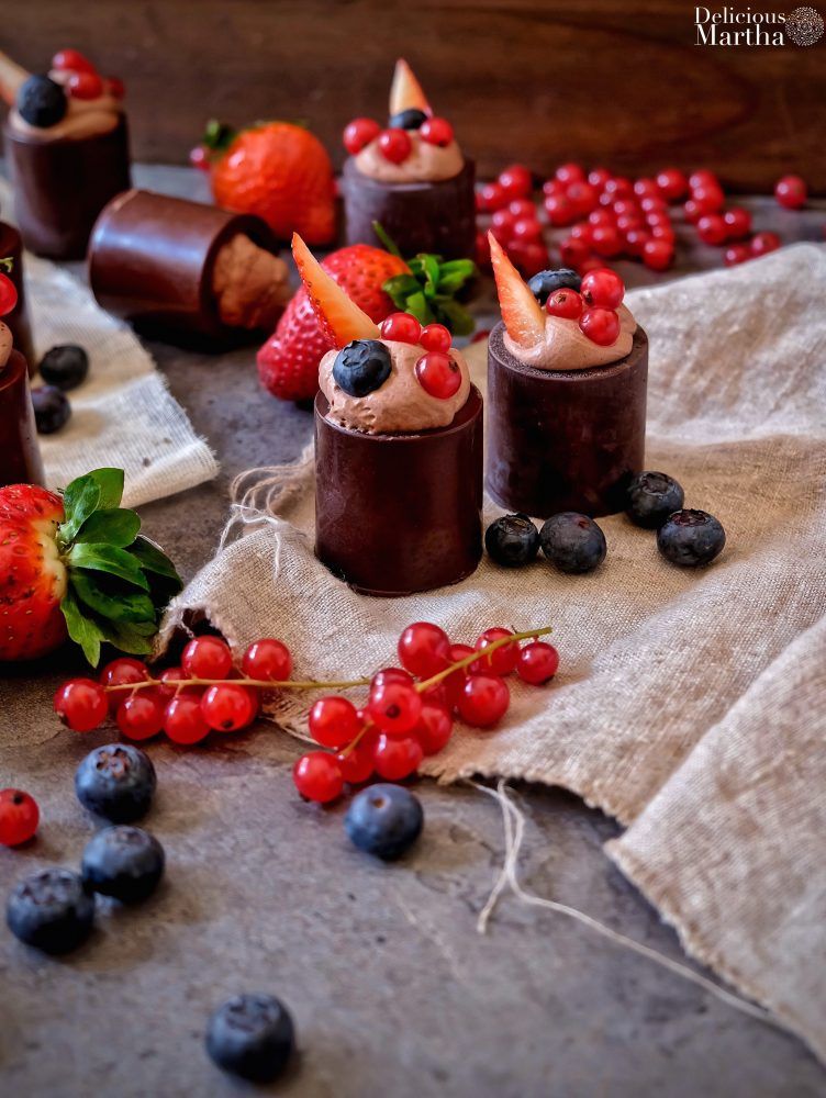 Vasitos de chocolate con trufa y frutos rojos