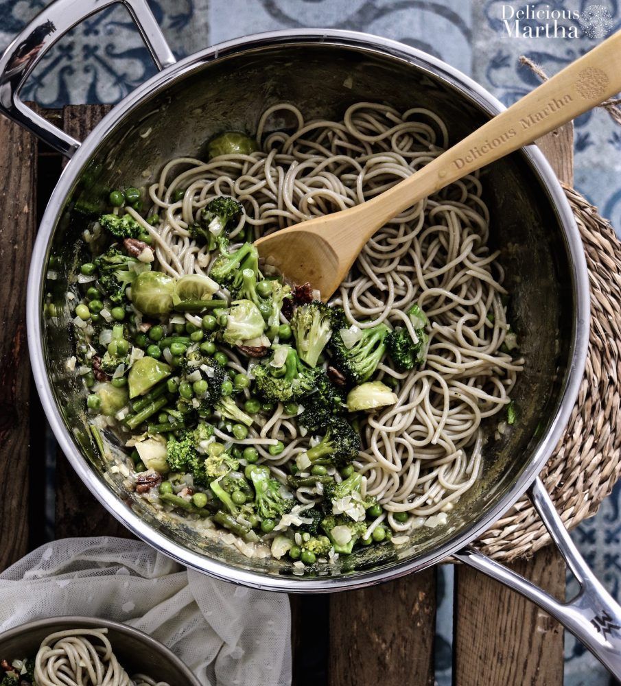 curry verde con verduras y espaguetis